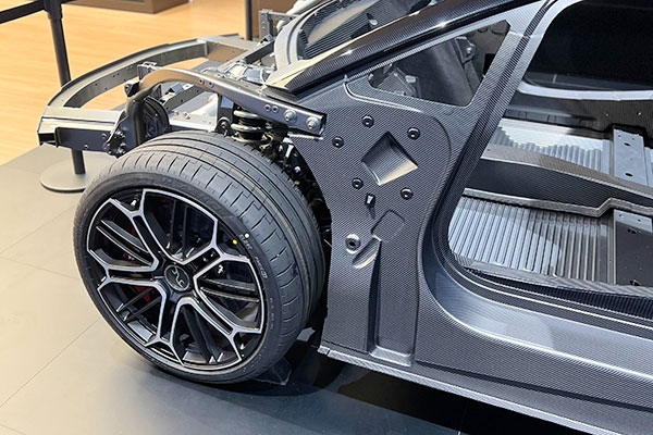 仰望U9發(fā)布高性能碳纖維選裝套件，提升駕駛體驗